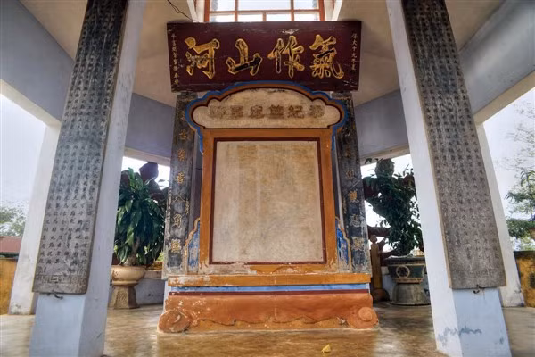 Văn bia trong lầu Bát Giác.