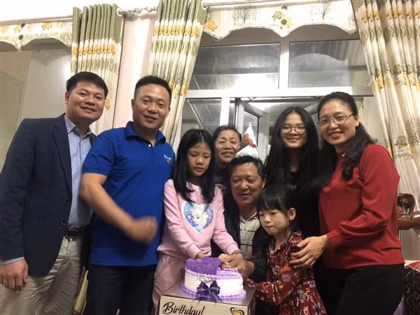 Pờ Diệu Ninh (ngoài cùng bên phải) hạnh phúc bên gia đình.