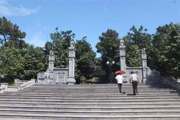 Núi Dũng Quyết – nơi vua Quang Trung chọn lập đô.