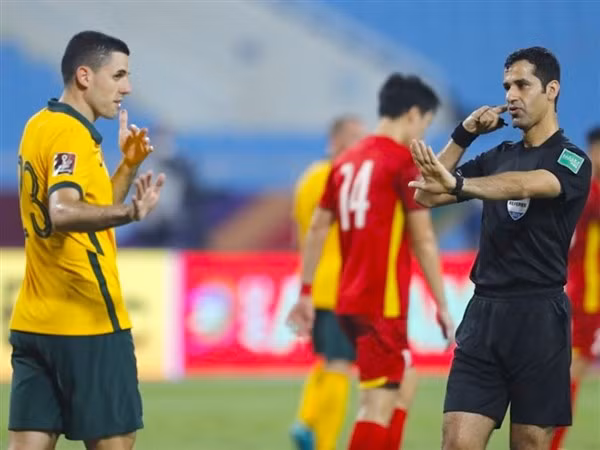 Trọng tài Al-Jassim điều hành trận Việt Nam - Australia tại Mỹ Đình.