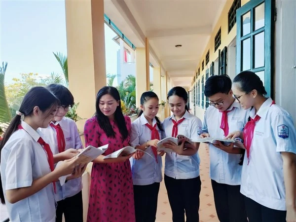 Cô Dương Thị Huyên và các học trò Trường THCS Lê Văn Thiêm (TP Hà Tĩnh). Ảnh: NVCC