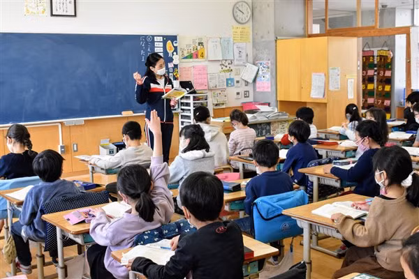 Giáo viên khuyến khích học sinh làm việc chăm chỉ để thành công.