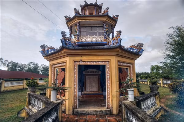 Lầu Bát Giác được nhà Nguyễn xây dựng tại nơi mà Nguyễn Nhạc từng triết triều để thờ Võ Tánh và Ngô Tùng Châu.