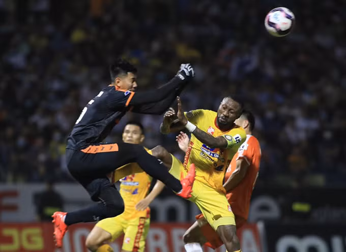 Pha bóng Samson "hạ" thủ thành Tuấn Mạnh của Đà Nẵng ở vòng 6 V-League.