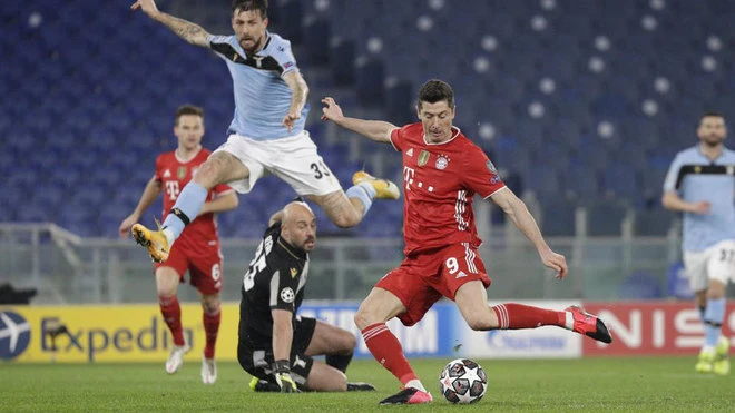 Lewandowski ghi bàn vào lưới Lazio.