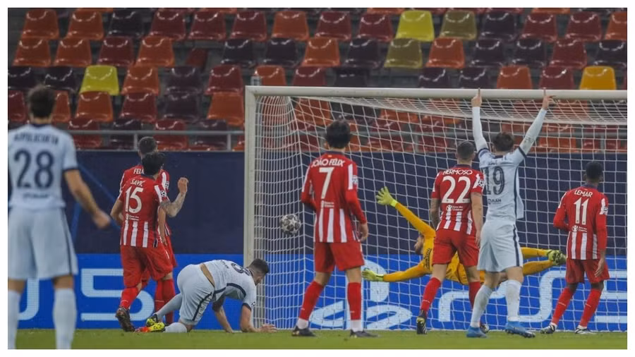 Thủ môn Atletico Madrid bay người hết cỡ cũng không thể cứu cho đội nhà khỏi bàn thua.