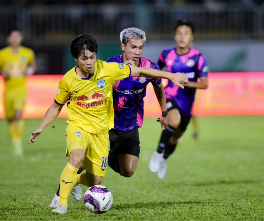 Công Phượng và các đồng đội đánh rơi chiến thắng phút bù giờ thứ 5 trước Sài Gòn FC. Công Phượng và các đồng đội đánh rơi chiến thắng phút bù giờ thứ 5 trước Sài Gòn FC.