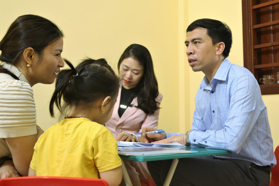 TS. Nguyễn Văn Hưng - Trưởng phòng giáo dục người Rối loạn phát triển (Trung tâm Giáo dục Đặc biệt Quốc gia) đánh giá và tư vấn cho phụ huynh tại Trung tâm Nghiên cứu phát triển giáo dục hòa nhập Nhân Trí.