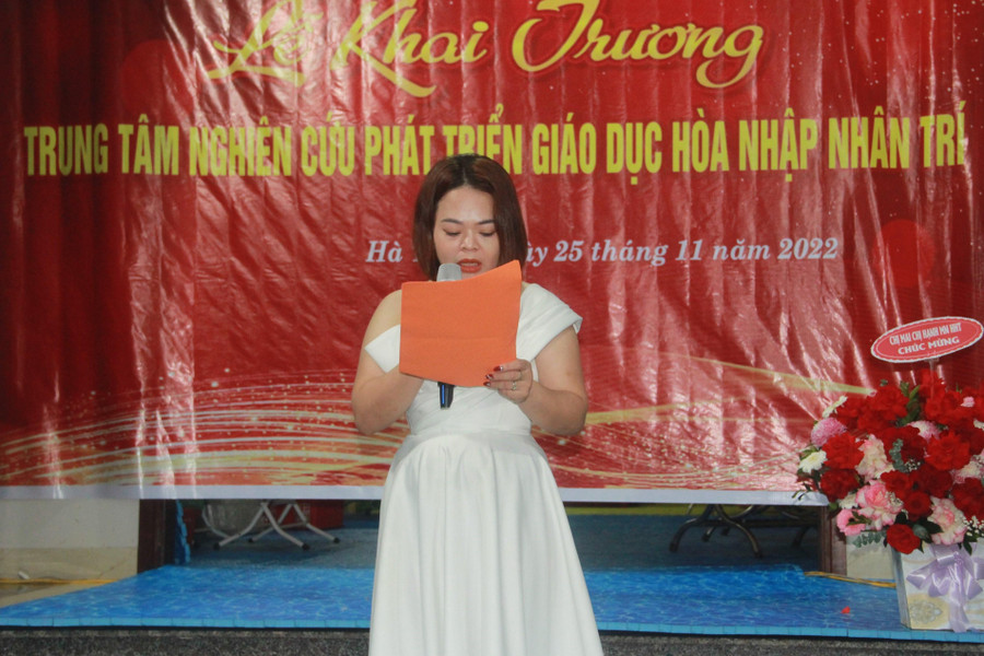 Bà Nguyễn Thị Hoài – Giám đốc Trung tâm Nghiên cứu phát triển Giáo dục hòa nhập Nhân Trí phát biểu tại lễ khai trương.