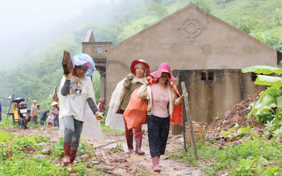 Người dân đang di chuyển đồ đạc đến nơi an toàn. Người dân đang di chuyển đồ đạc đến nơi an toàn.