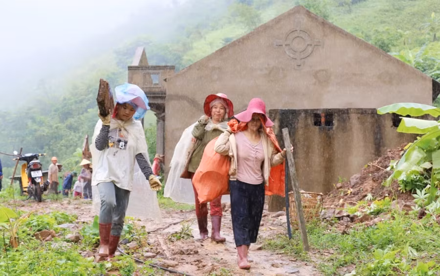 Người dân đang di chuyển đồ đạc đến nơi an toàn.