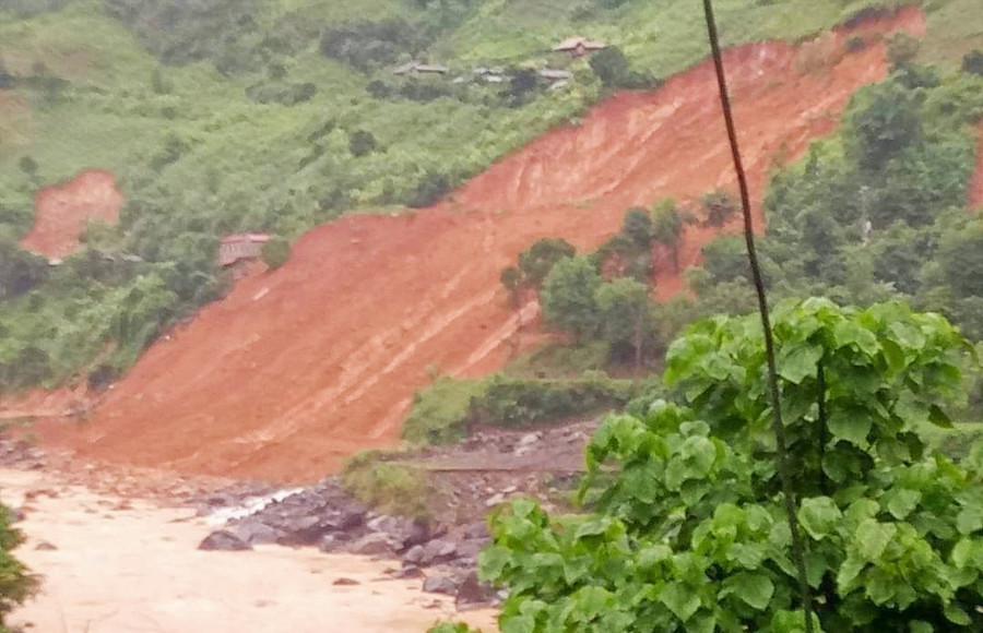 Vào khoảng 17h 30' ngày 5/8, trời mưa lớn khiến 7 hộ dân của bản Tẳng Khẻ, xã Chiềng Lao, huyện Mường La bị sạt lở hoàn toàn và một người chết. Vào khoảng 17h 30' ngày 5/8, trời mưa lớn khiến 7 hộ dân của bản Tẳng Khẻ, xã Chiềng Lao, huyện Mường La bị sạt lở hoàn toàn và một người chết.