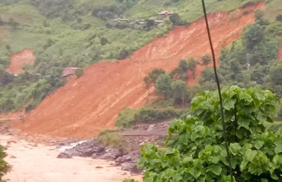 Vào khoảng 17h 30' ngày 5/8, trời mưa lớn khiến 7 hộ dân của bản Tẳng Khẻ, xã Chiềng Lao, huyện Mường La bị sạt lở hoàn toàn và một người chết.