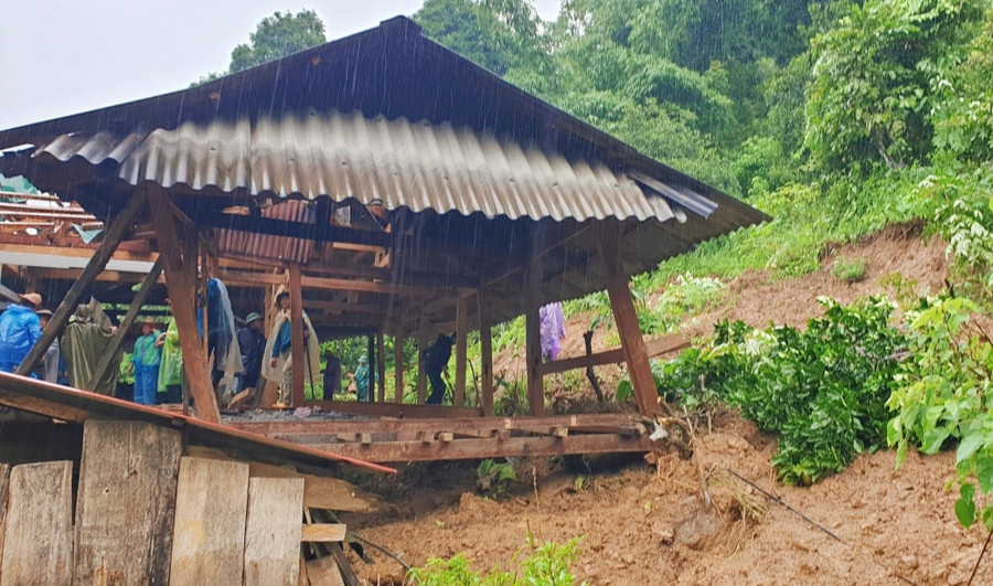 Mưa lớn gây sạt lở đất làm nhà dân bị đổ. Mưa lớn gây sạt lở đất làm nhà dân bị đổ.