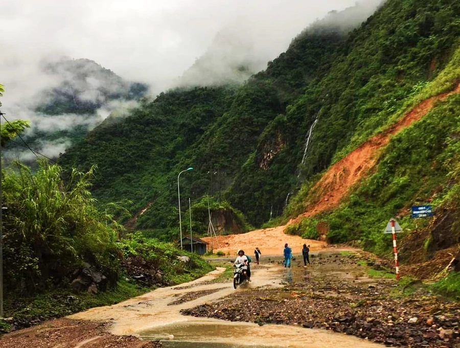 Mưa lớn gây ra sạt lở đất đá và lũ quét ở huyện Mường La.