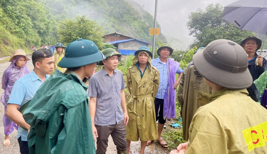 Lãnh đạo huyện Mường La cùng lực lượng chức năng có mặt tại hiện trường chỉ đạo khắc phục hậu quả mưa lũ. Lãnh đạo huyện Mường La cùng lực lượng chức năng có mặt tại hiện trường chỉ đạo khắc phục hậu quả mưa lũ.