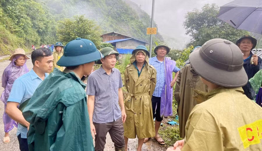 Lãnh đạo huyện Mường La cùng lực lượng chức năng có mặt tại hiện trường chỉ đạo khắc phục hậu quả mưa lũ.