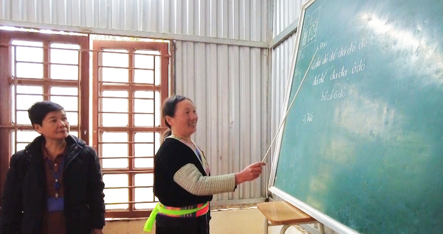 Học viên đánh vần chữ viết. Học viên đánh vần chữ viết.