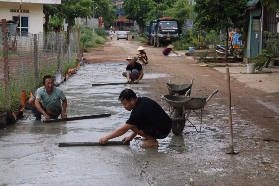 Người dân hiến công, góp sức cùng địa phương xây dựng NTM.