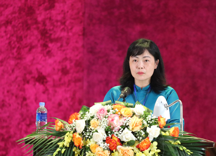 Bà Nguyễn Thị Hương Hải, Phó Chủ tịch Thường trực Hội Nông dân tỉnh Hòa Bình trình bày báo cáo kiểm điểm hoạt động của Ban Chấp hành khoá X. Bà Nguyễn Thị Hương Hải, Phó Chủ tịch Thường trực Hội Nông dân tỉnh Hòa Bình trình bày báo cáo kiểm điểm hoạt động của Ban Chấp hành khoá X.