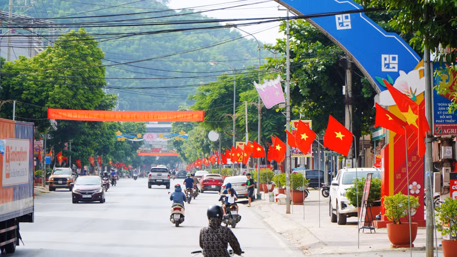 Cờ Tổ quốc, băng zôn được huyện Mai Sơn trang trí ở quốc lộ đoạn thuộc trung tâm huyện.