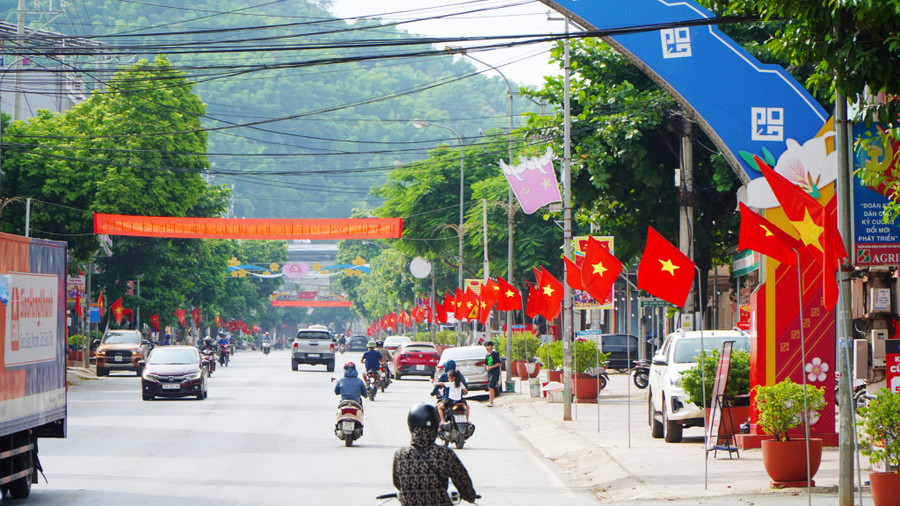 Cờ Tổ quốc, băng zôn được huyện Mai Sơn trang trí ở quốc lộ đoạn thuộc trung tâm huyện. Cờ Tổ quốc, băng zôn được huyện Mai Sơn trang trí ở quốc lộ đoạn thuộc trung tâm huyện.