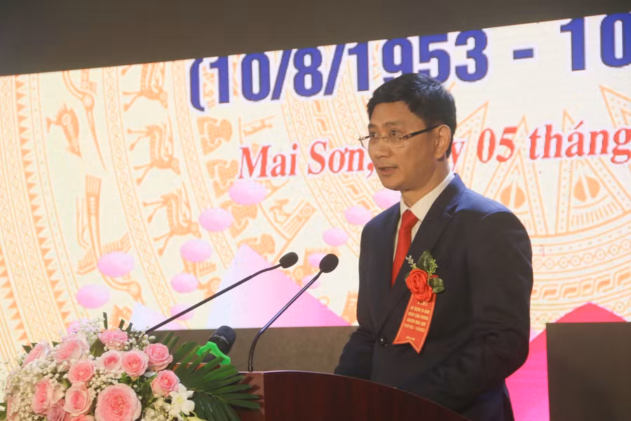 Ông Vũ Tiến Đĩnh, Chủ tịch UBND huyện Mai Sơn phát biểu tại Lễ kỷ niệm 70 năm ngày giải phóng.