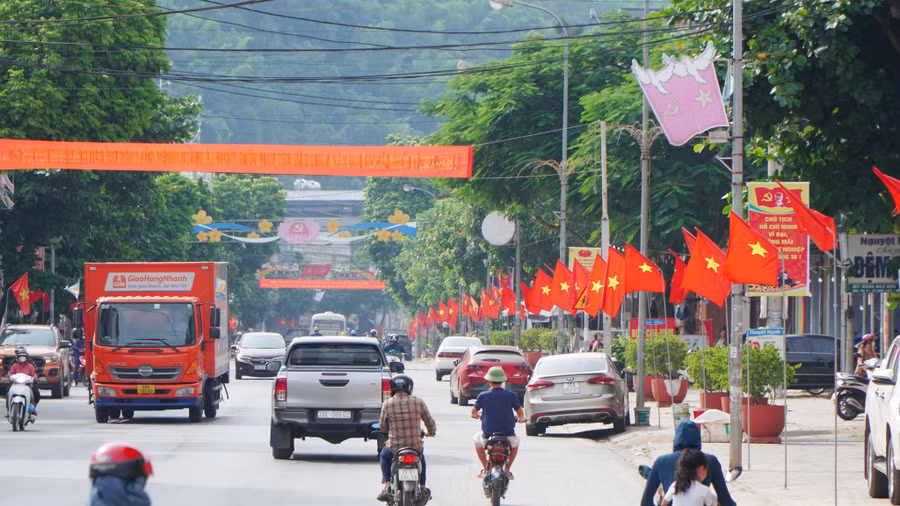 Cờ hoa được trang trí để chào mừng Kỷ niệm 70 năm ngày giải phóng huyện Mai Sơn.