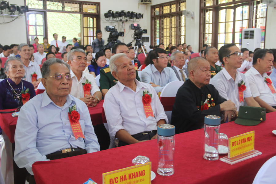 Các cán bộ lão thành cách mạng tham dự Lễ kỷ niệm ngày giải phóng huyện Mai Sơn. Các cán bộ lão thành cách mạng tham dự Lễ kỷ niệm ngày giải phóng huyện Mai Sơn.