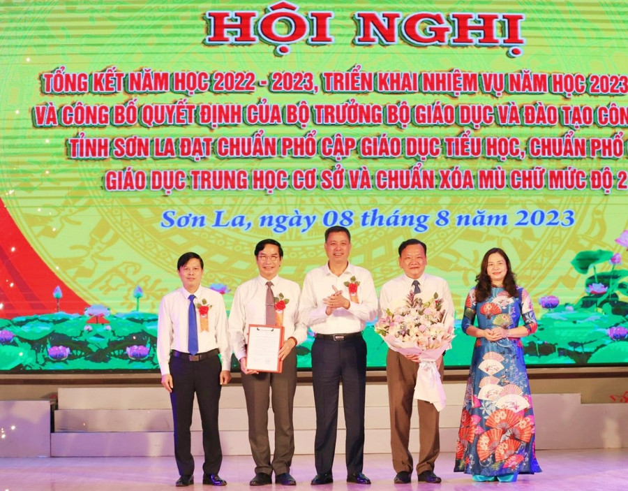 Ông Nguyễn Thành Công (đứng giữa) chuyển trao Quyết định của Bộ GD&ĐT công nhận tỉnh Sơn La đạt chuẩn phổ cập giáo dục TH-THCS và chuẩn xóa mù chữ mức độ 2 cho lãnh đạo Sở GD&ĐT. Ông Nguyễn Thành Công (đứng giữa) chuyển trao Quyết định của Bộ GD&ĐT công nhận tỉnh Sơn La đạt chuẩn phổ cập giáo dục TH-THCS và chuẩn xóa mù chữ mức độ 2 cho lãnh đạo Sở GD&ĐT.