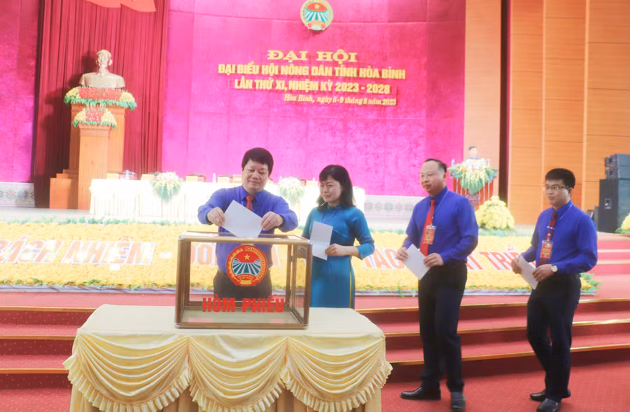 Các đại biểu bỏ phiếu bầu Ban Chấp hành Hội Nông dân tỉnh Hòa Bình lần thứ XI, nhiệm kỳ 2023 – 2028.