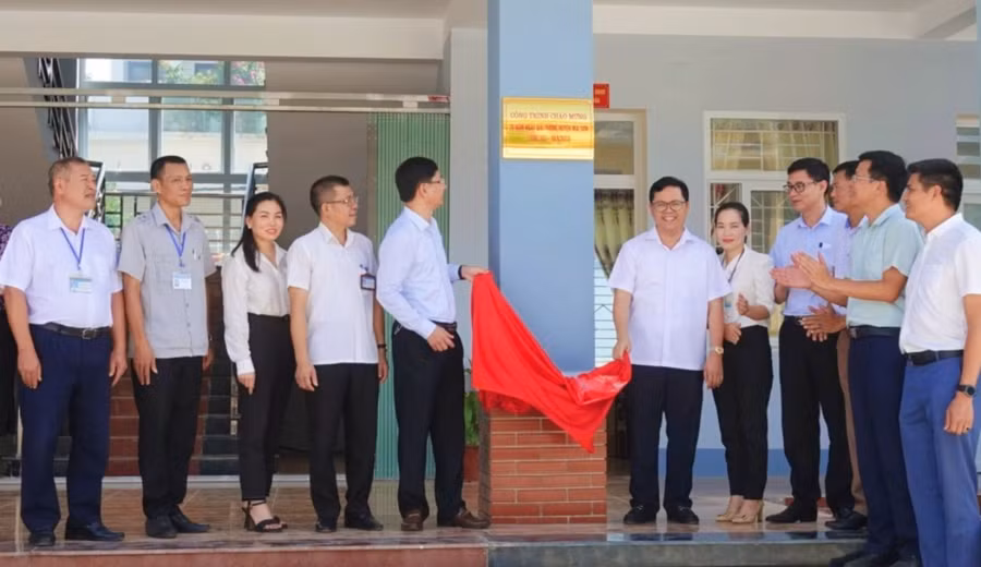 Bí thư Huyện uỷ và Chủ tịch UBND huyện, cùng các đại biểu gắn biển Trụ sở Đảng ủy, HĐND, UBND thị trấn Hát Lót.