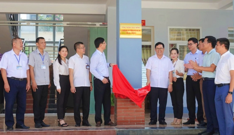 Bí thư Huyện uỷ và Chủ tịch UBND huyện, cùng các đại biểu gắn biển Trụ sở Đảng ủy, HĐND, UBND thị trấn Hát Lót. Bí thư Huyện uỷ và Chủ tịch UBND huyện, cùng các đại biểu gắn biển Trụ sở Đảng ủy, HĐND, UBND thị trấn Hát Lót.