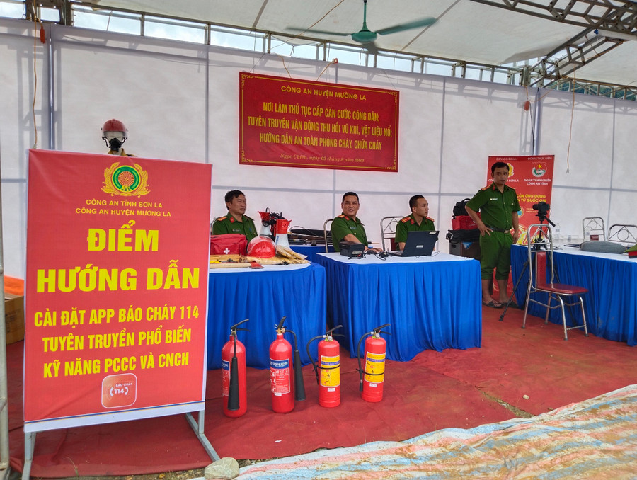 Điểm hướng dẫn tuyên truyền kỹ năng PCCC và cài đặt định danh điện tử của Công an huyện Mường La.