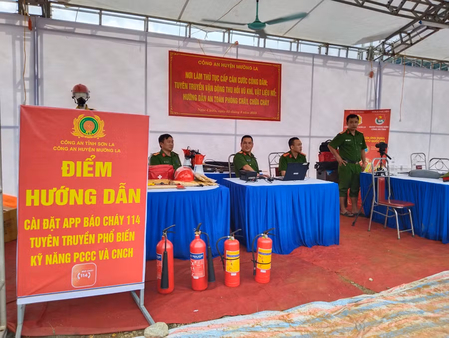 Điểm hướng dẫn tuyên truyền kỹ năng PCCC và cài đặt định danh điện tử của Công an huyện Mường La.