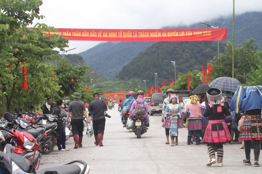 Nhiều người dân đội mưa đến tham dự "Ngày hội toàn dân bảo vệ an ninh Tổ quốc”.