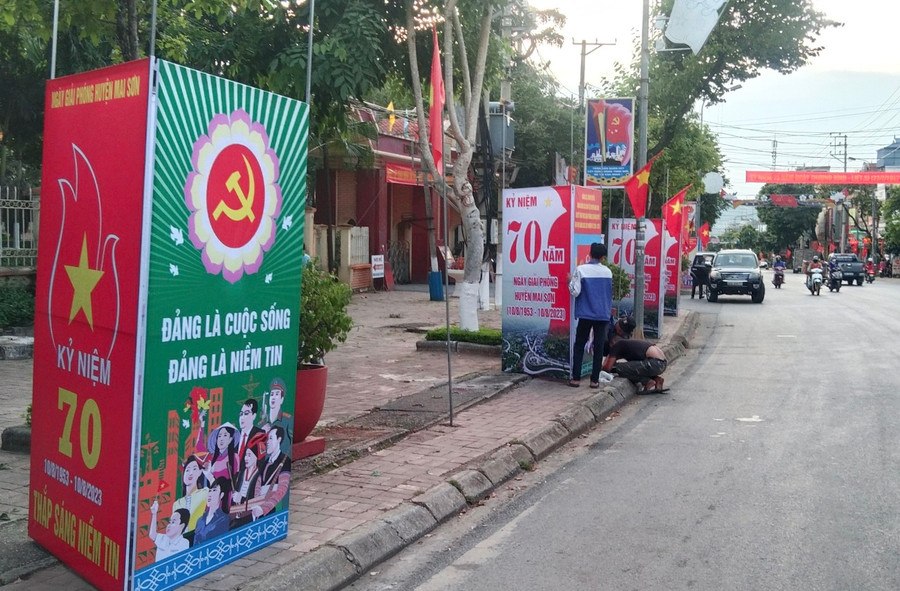 Các áp phích, khẩu hiệu đang được Ban tổ chức gấp rút hoàn thành. Các áp phích, khẩu hiệu đang được Ban tổ chức gấp rút hoàn thành.