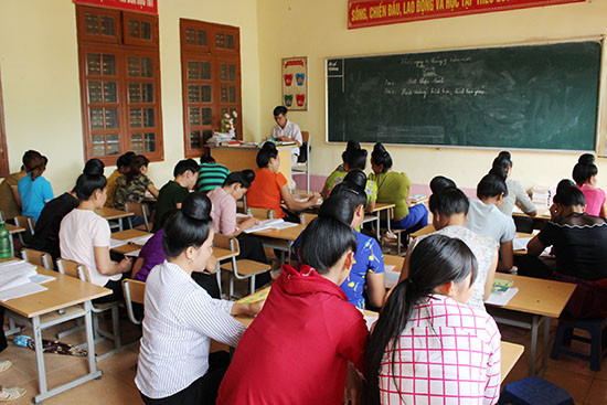 Nhiều học viên ở độ tuổi khác nhau tham gia lớp học xoá mù chữ. Nhiều học viên ở độ tuổi khác nhau tham gia lớp học xoá mù chữ.