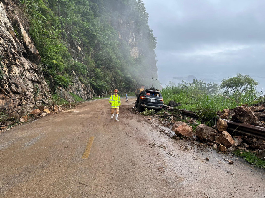 Hiện trường vụ tai nạn trên QL 6, thuộc huyện Mai Châu. Hiện trường vụ tai nạn trên QL 6, thuộc huyện Mai Châu.