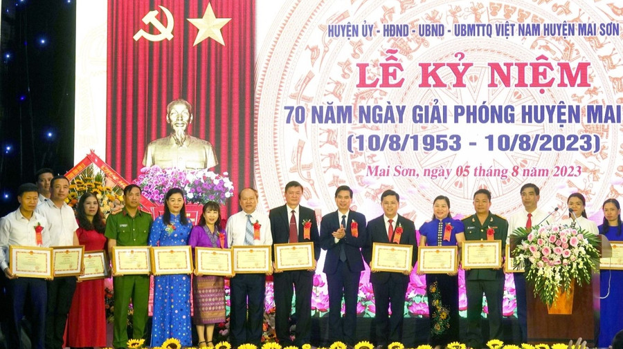 Ông Hoàng Quốc Khánh, Chủ tịch UBND tỉnh Sơn La tặng Bằng khen cho các cá nhân. Ông Hoàng Quốc Khánh, Chủ tịch UBND tỉnh Sơn La tặng Bằng khen cho các cá nhân.