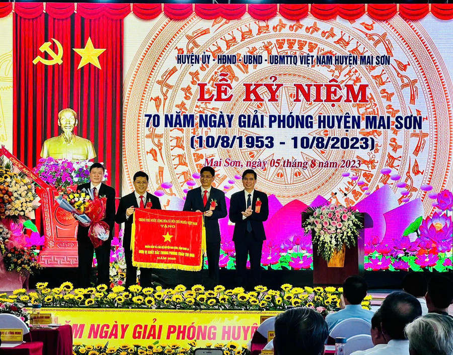 Chủ tịch UBND tỉnh Sơn La chuyển trao Cờ thi đua của Chính phủ cho cán bộ, nhân dân huyện Mai Sơn. Chủ tịch UBND tỉnh Sơn La chuyển trao Cờ thi đua của Chính phủ cho cán bộ, nhân dân huyện Mai Sơn.