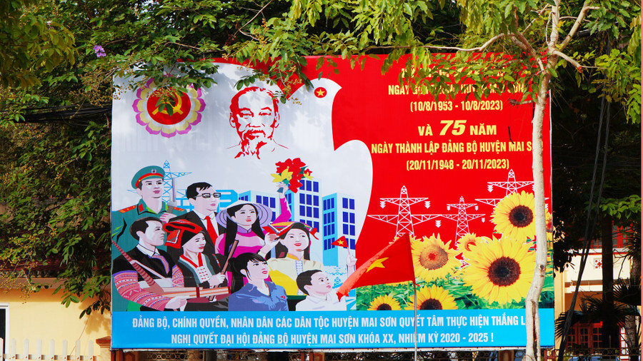 Đến thời điểm này, việc trang trí đã được huyện Mai Sơn hoàn tất. Đến thời điểm này, việc trang trí đã được huyện Mai Sơn hoàn tất.