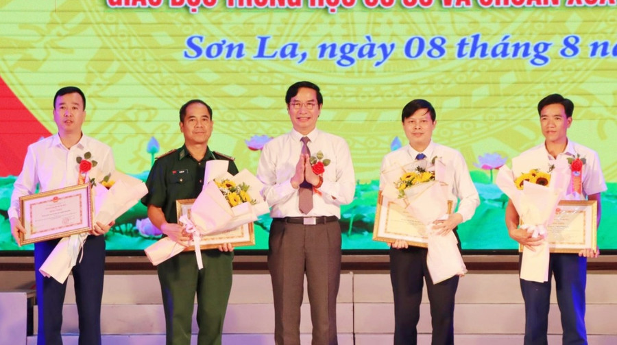 PGS.TS Nguyễn Huy Hoàng, Giám đốc Sở GD&ĐT tỉnh Sơn La chuyển trao Bằng khen của UBND tỉnh cho các cá nhân có thành tích xuất sắc. PGS.TS Nguyễn Huy Hoàng, Giám đốc Sở GD&ĐT tỉnh Sơn La chuyển trao Bằng khen của UBND tỉnh cho các cá nhân có thành tích xuất sắc.