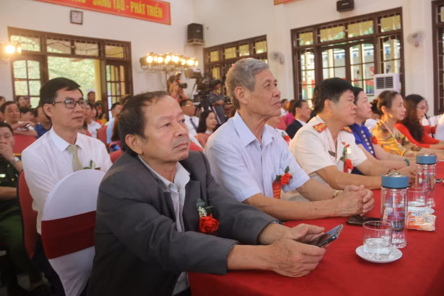 Nguyên lãnh đạo, cán bộ huyện Mai Sơn qua các thời kỳ tham dự Lễ kỷ niệm.