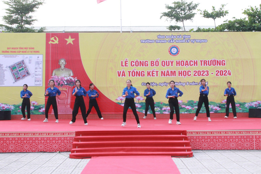 Các tiết mục văn nghệ chào mừng. Các tiết mục văn nghệ chào mừng.