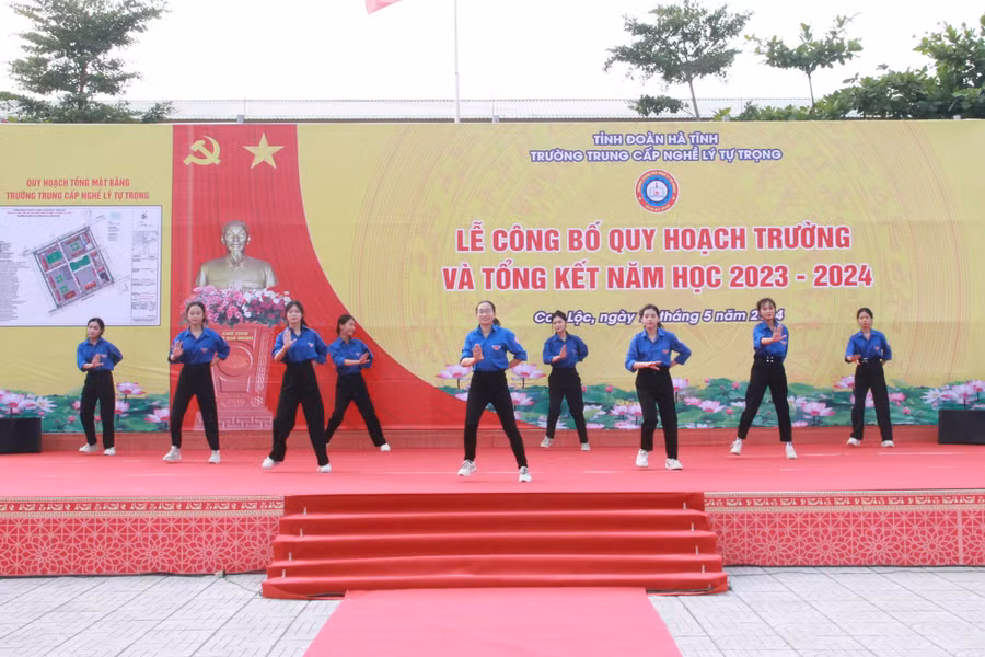 Các tiết mục văn nghệ chào mừng.