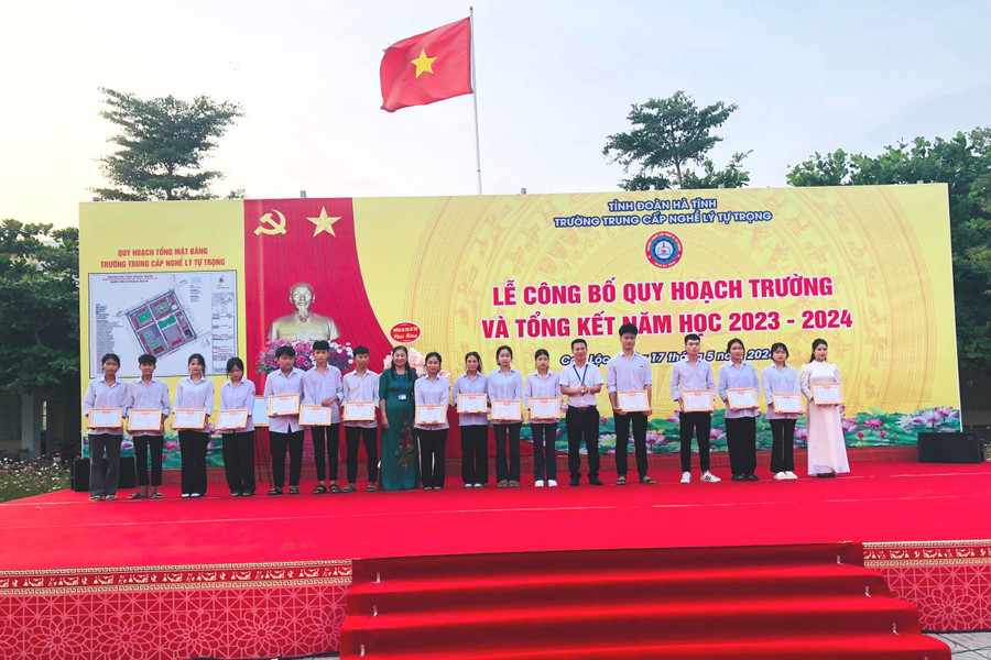 Cũng tại buổi lễ, nhằ trường đã tặng giấy khen cho các học sinh có thành tích xuất sắc năm học 2023-2024. Cũng tại buổi lễ, nhằ trường đã tặng giấy khen cho các học sinh có thành tích xuất sắc năm học 2023-2024.