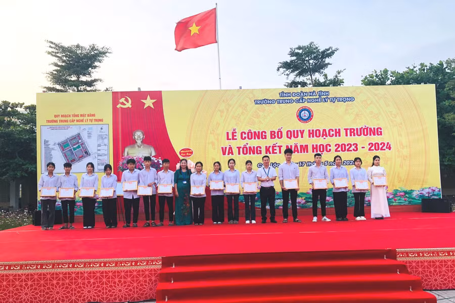 Cũng tại buổi lễ, nhằ trường đã tặng giấy khen cho các học sinh có thành tích xuất sắc năm học 2023-2024.