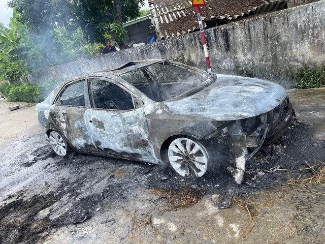 Chiếc xe bị thiêu rụi hoàn toàn. (Ảnh: P.A)