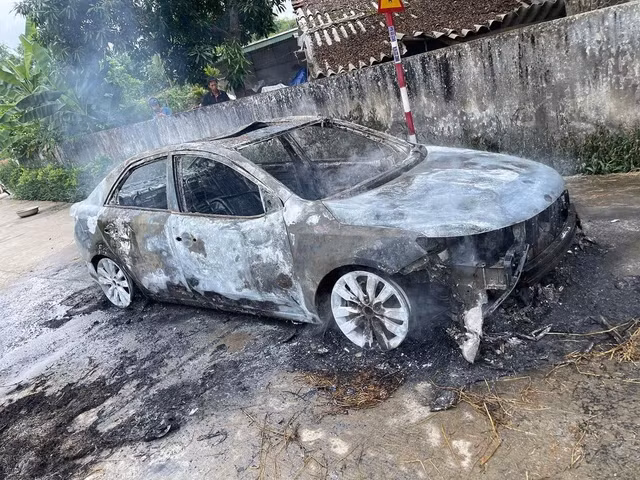 Chiếc xe bị thiêu rụi hoàn toàn. (Ảnh: P.A)